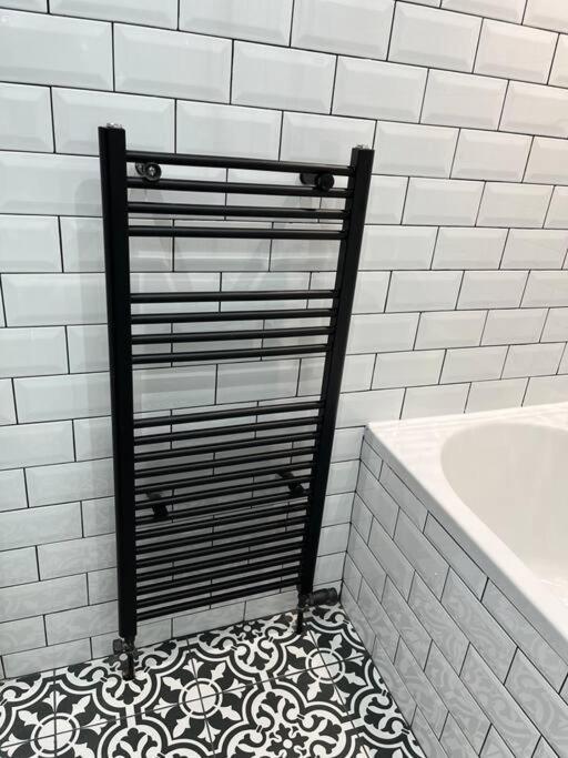 Cheerful 2 Bedroom Homely Apartment, Sleeps 6 Guest Comfy, 3X Double Bed, Parking, Free Wifi, Suitable For Business, Leisure Guest,Glasgow, Glasgow West End, Near City Centre Ngoại thất bức ảnh