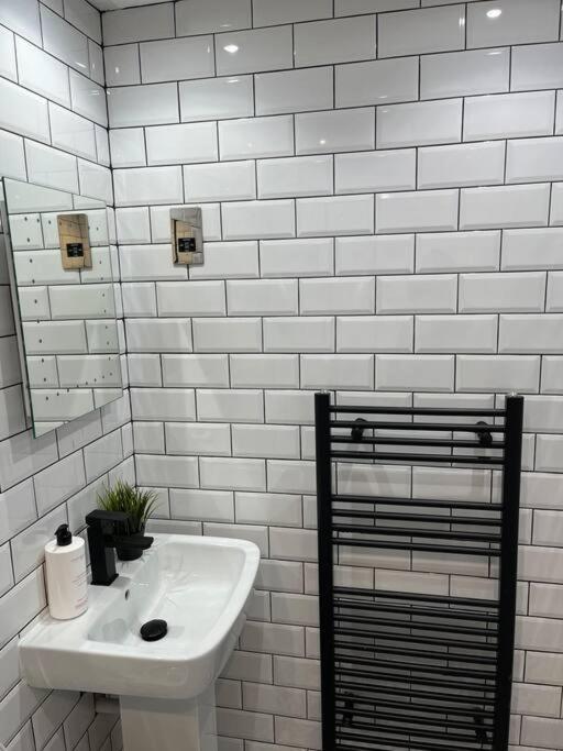 Cheerful 2 Bedroom Homely Apartment, Sleeps 6 Guest Comfy, 3X Double Bed, Parking, Free Wifi, Suitable For Business, Leisure Guest,Glasgow, Glasgow West End, Near City Centre Ngoại thất bức ảnh