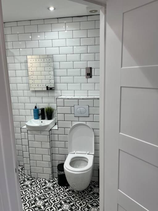 Cheerful 2 Bedroom Homely Apartment, Sleeps 6 Guest Comfy, 3X Double Bed, Parking, Free Wifi, Suitable For Business, Leisure Guest,Glasgow, Glasgow West End, Near City Centre Ngoại thất bức ảnh