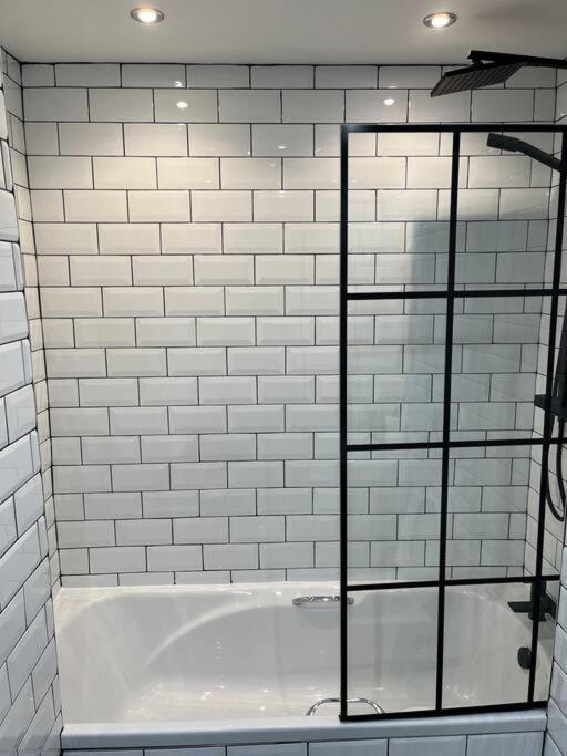 Cheerful 2 Bedroom Homely Apartment, Sleeps 6 Guest Comfy, 3X Double Bed, Parking, Free Wifi, Suitable For Business, Leisure Guest,Glasgow, Glasgow West End, Near City Centre Ngoại thất bức ảnh