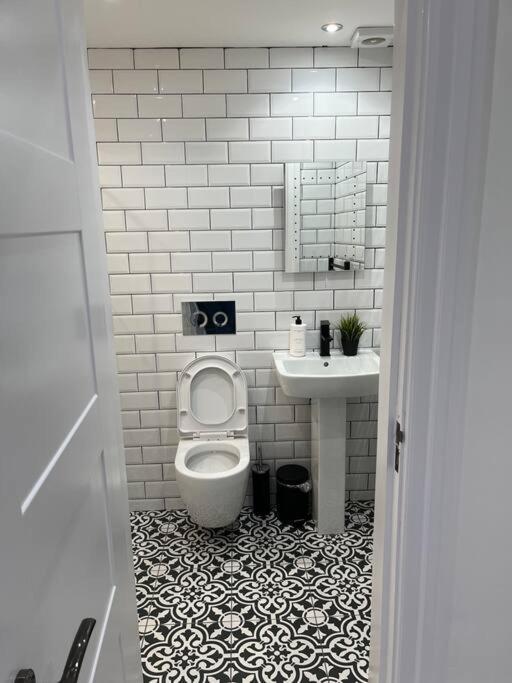 Cheerful 2 Bedroom Homely Apartment, Sleeps 6 Guest Comfy, 3X Double Bed, Parking, Free Wifi, Suitable For Business, Leisure Guest,Glasgow, Glasgow West End, Near City Centre Ngoại thất bức ảnh