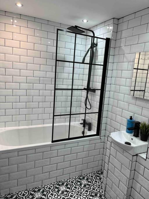 Cheerful 2 Bedroom Homely Apartment, Sleeps 6 Guest Comfy, 3X Double Bed, Parking, Free Wifi, Suitable For Business, Leisure Guest,Glasgow, Glasgow West End, Near City Centre Ngoại thất bức ảnh